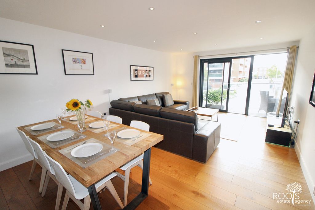 Property photo 3 of 18 Bright &amp; Airy