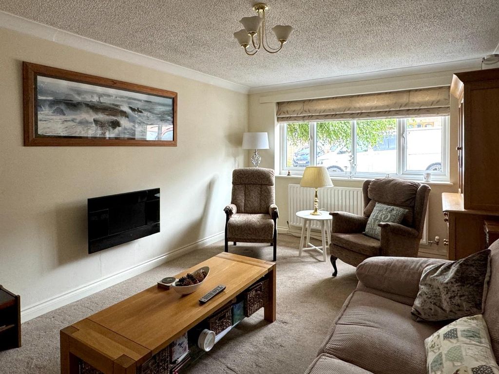 Property photo 2 of 18 Lounge