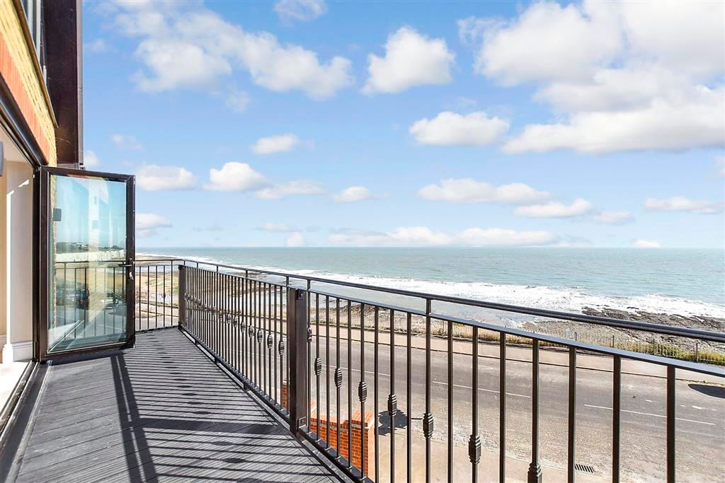 Property photo 1 of 18 Balcony/Terrace