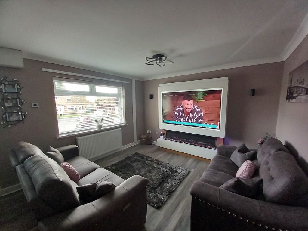 Property photo 3 of 19 Lounge