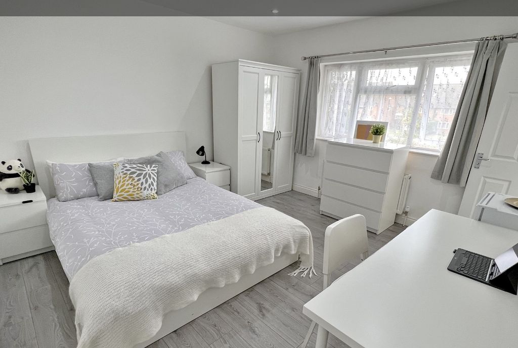 Property photo 1 of 10 Bright And Spacious Master Bedroom Featuring A Com...