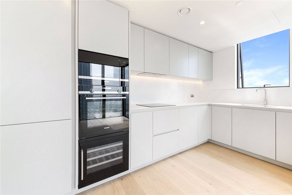 Property photo 2 of 8 Harcourt Tower