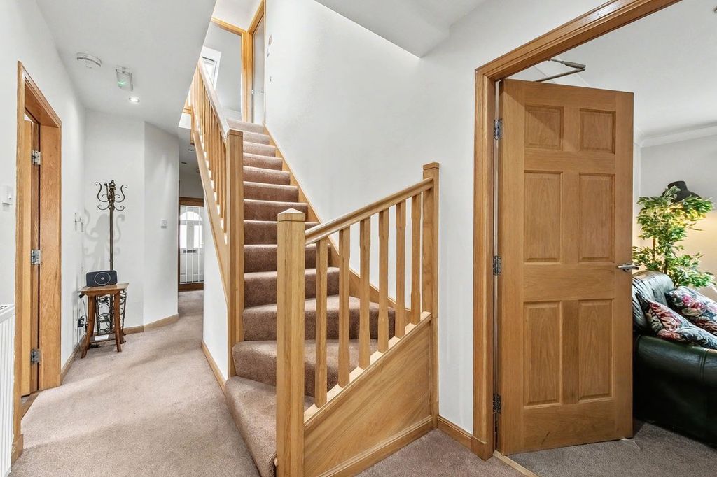 Property photo 2 of 25