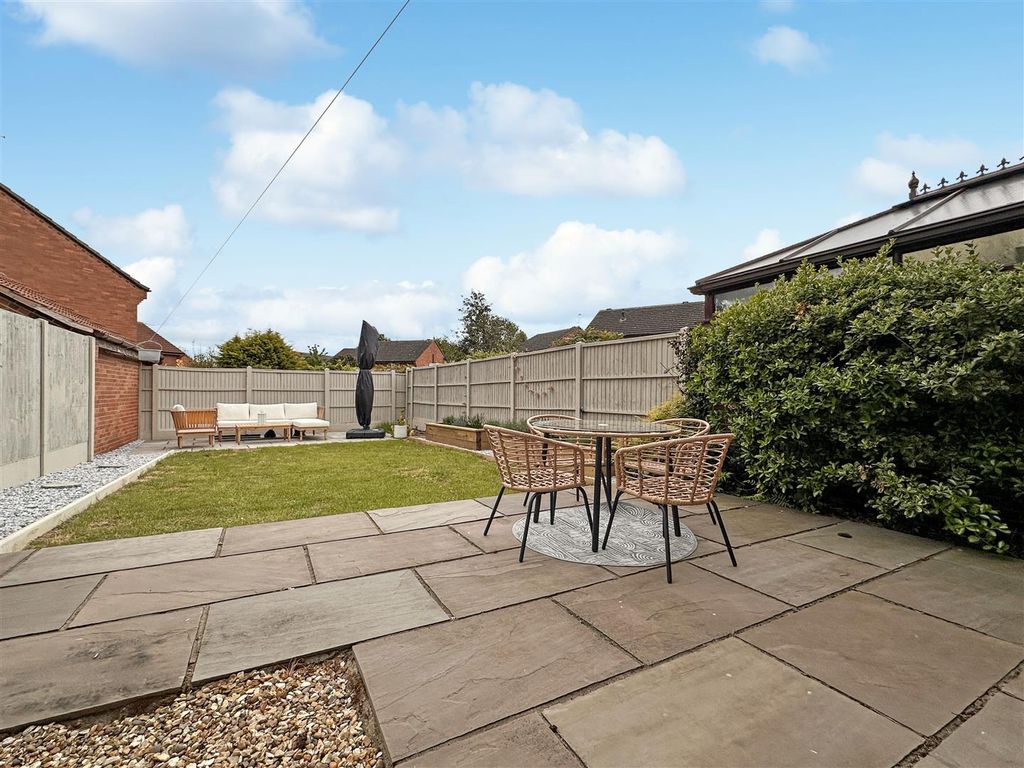 Property photo 3 of 14 Lovely Landscaped Garden 284