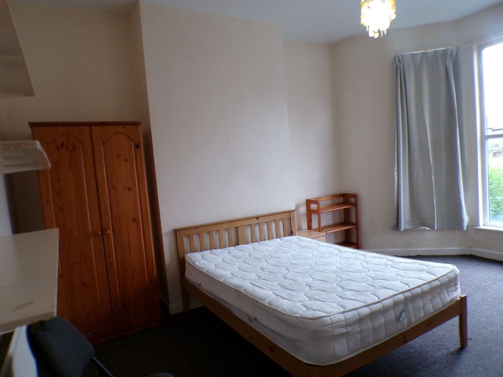 Property photo 1 of 21 Bright Double Bedroom With A Wooden Bed Frame And ...