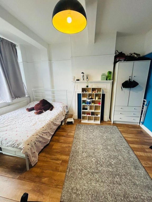 Property photo 2 of 10 £810