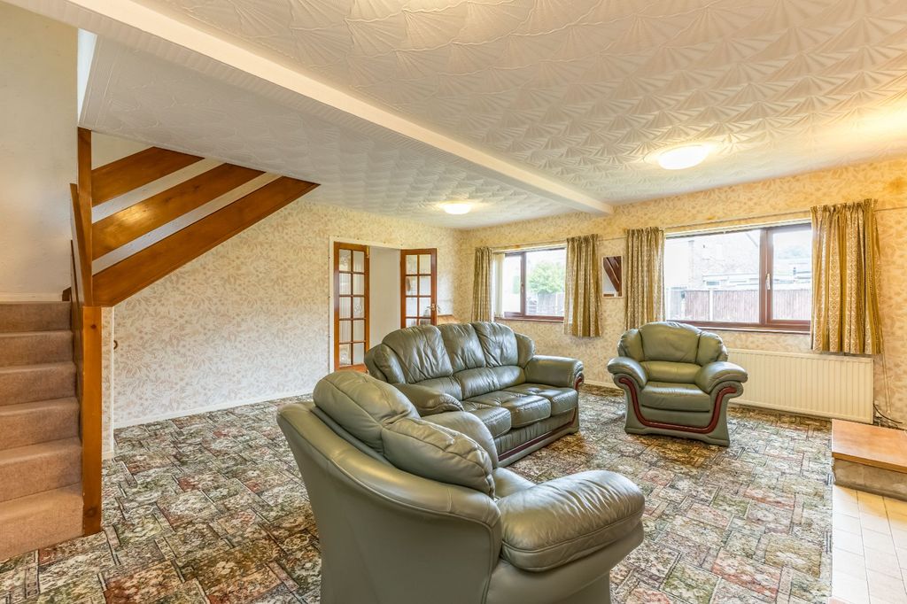 Property photo 3 of 18 Lounge
