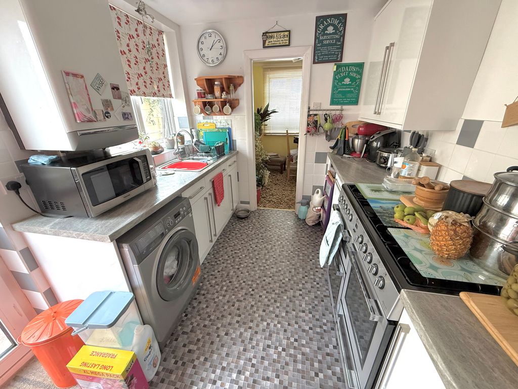 Property photo 2 of 15 17 Hobbs Kitchen 2