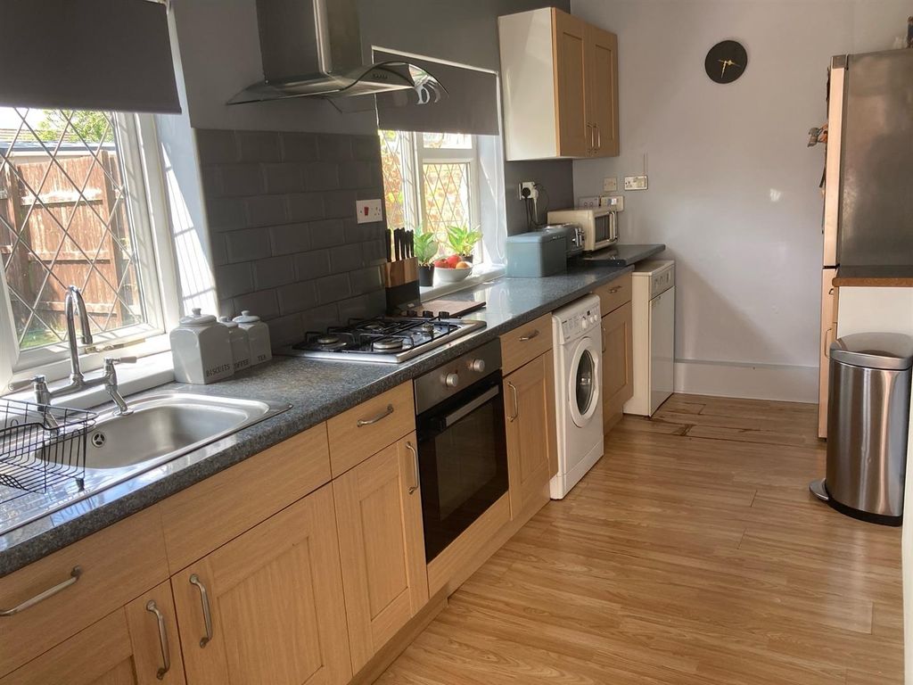 Property photo 3 of 11 Kitchen