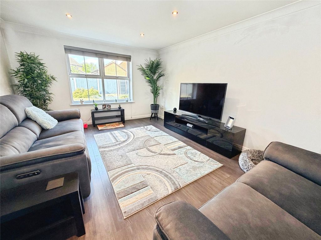 Property photo 3 of 18 Lounge