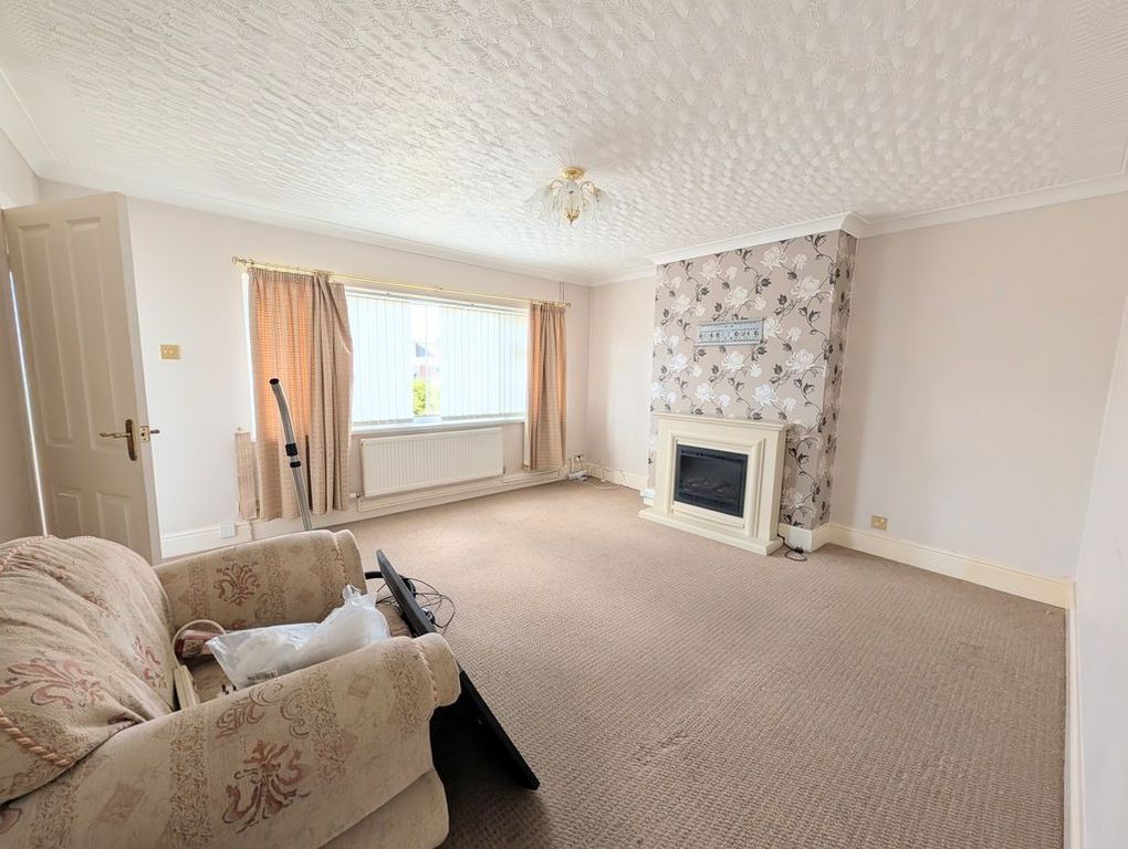Property photo 2 of 16 Lounge