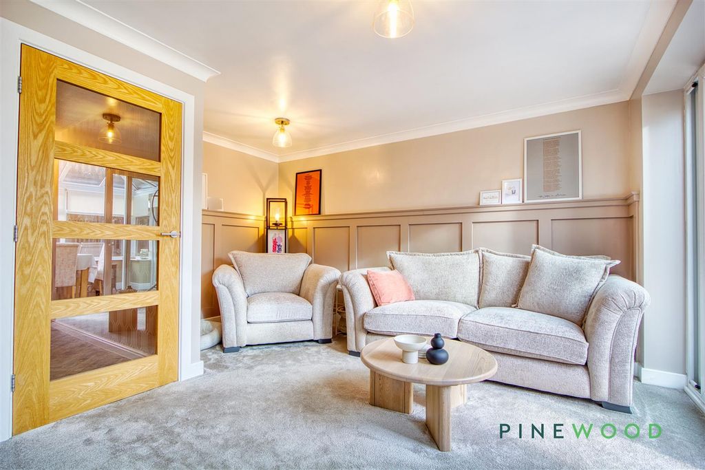 Property photo 3 of 29 Lounge