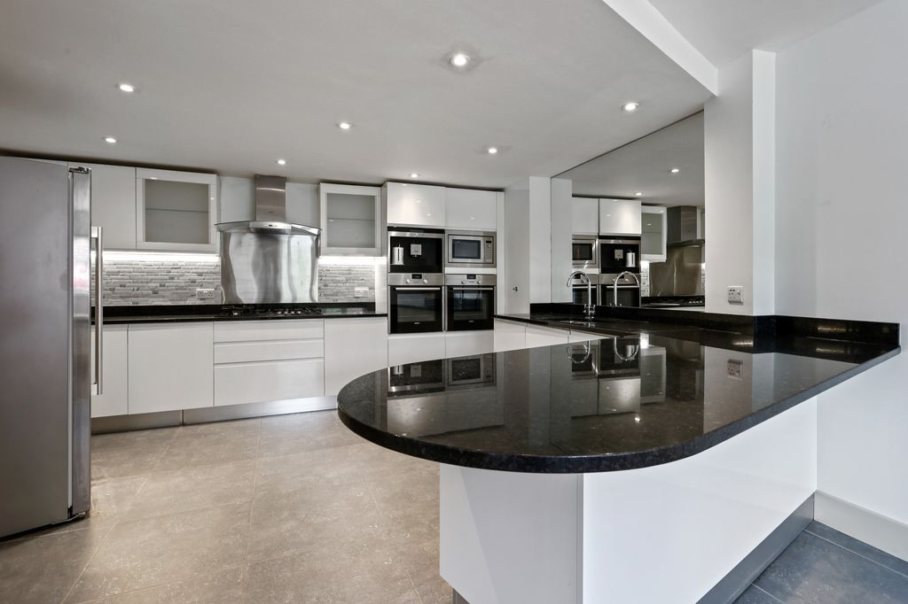 Property photo 2 of 10 Kitchen/Breakfast Room