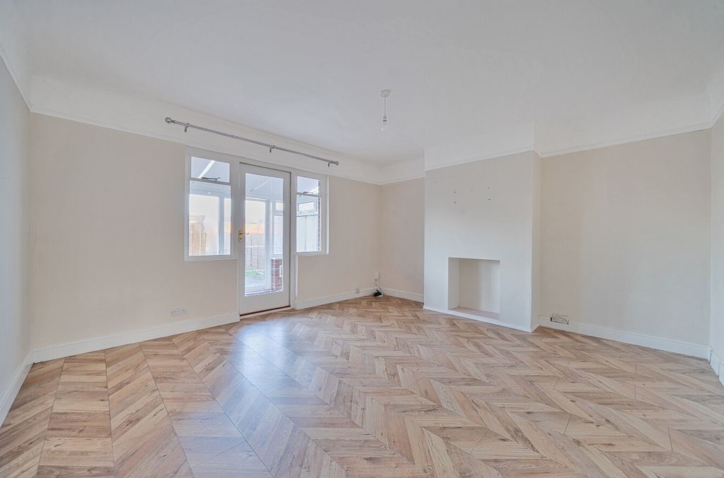 Property photo 2 of 13 1394626-5-694524A...