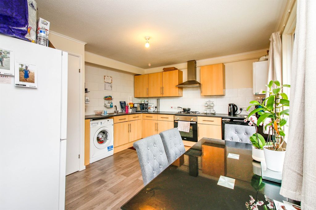 Property photo 2 of 7 Kitchen