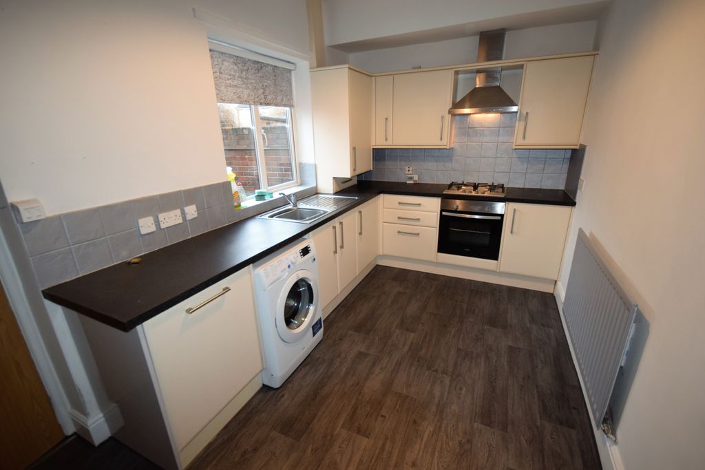 Property photo 2 of 10 Kitchen