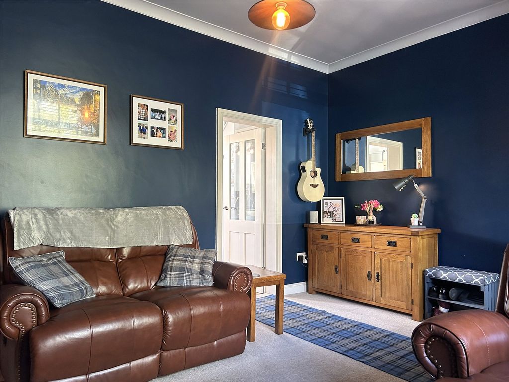 Property photo 3 of 17 Lounge