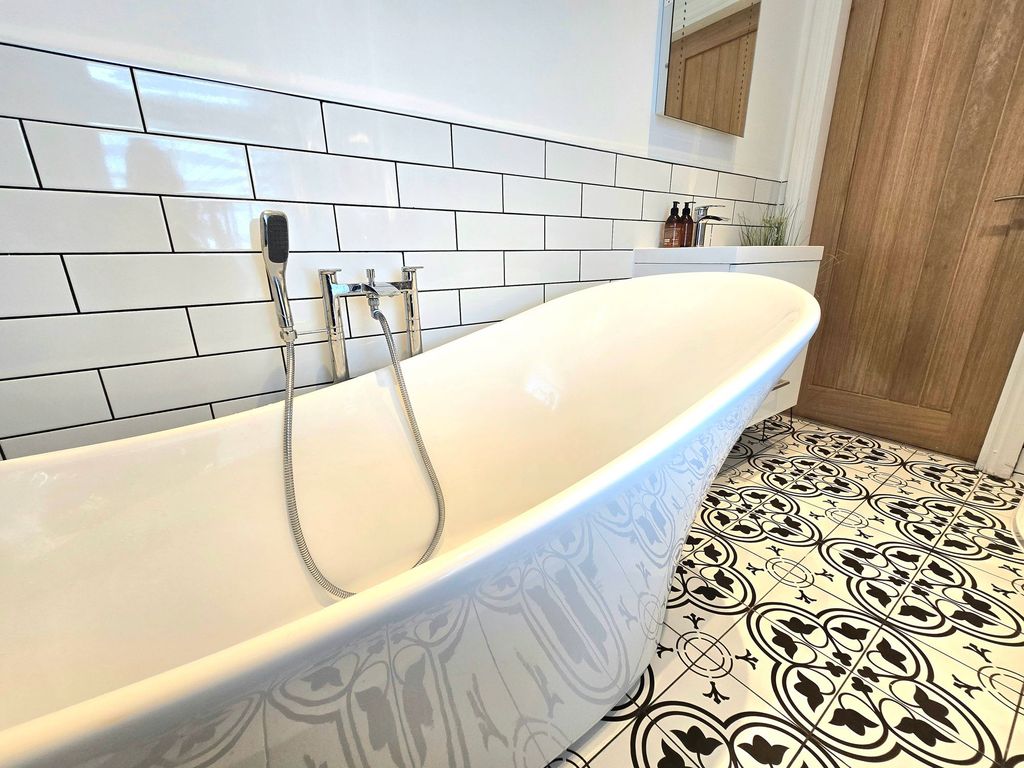 Property photo 3 of 33 Bathroom