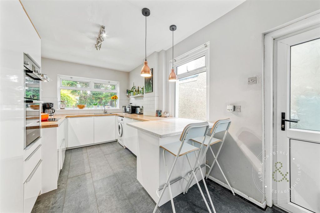 Property photo 2 of 37 Cecil-Street-11.Jpg