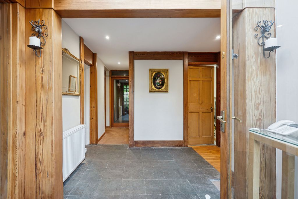 Property photo 2 of 32