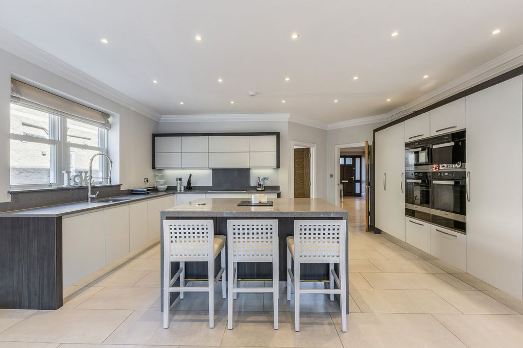 Property photo 3 of 15 Kitchen/B'fast Room