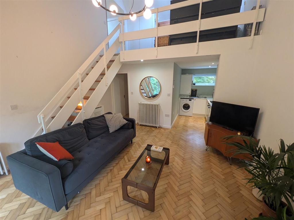 Property photo 3 of 16 Lounge