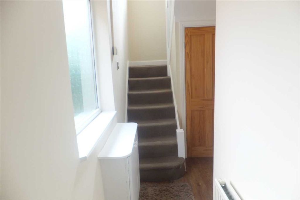 Property photo 2 of 10 Hall