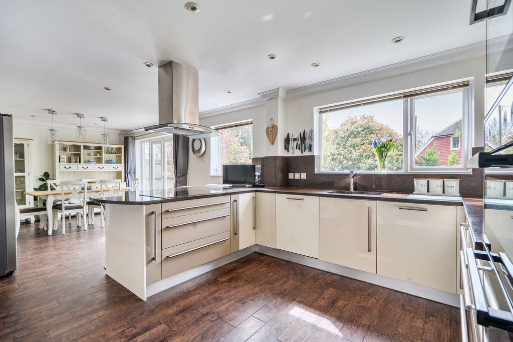 Property photo 2 of 31