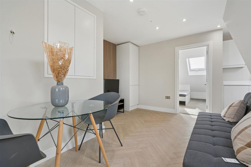 Property photo 1 of 7 Flat 4 20 Hoyle Road Reception 5.Jpg