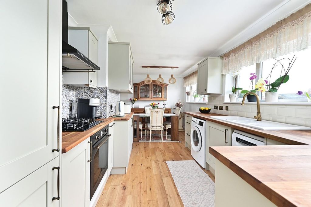 Property photo 3 of 14 Kitchen