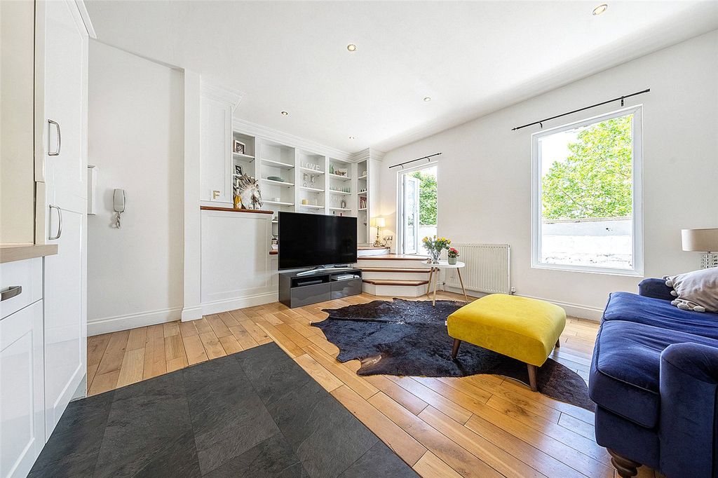 Property photo 1 of 11 Living Room