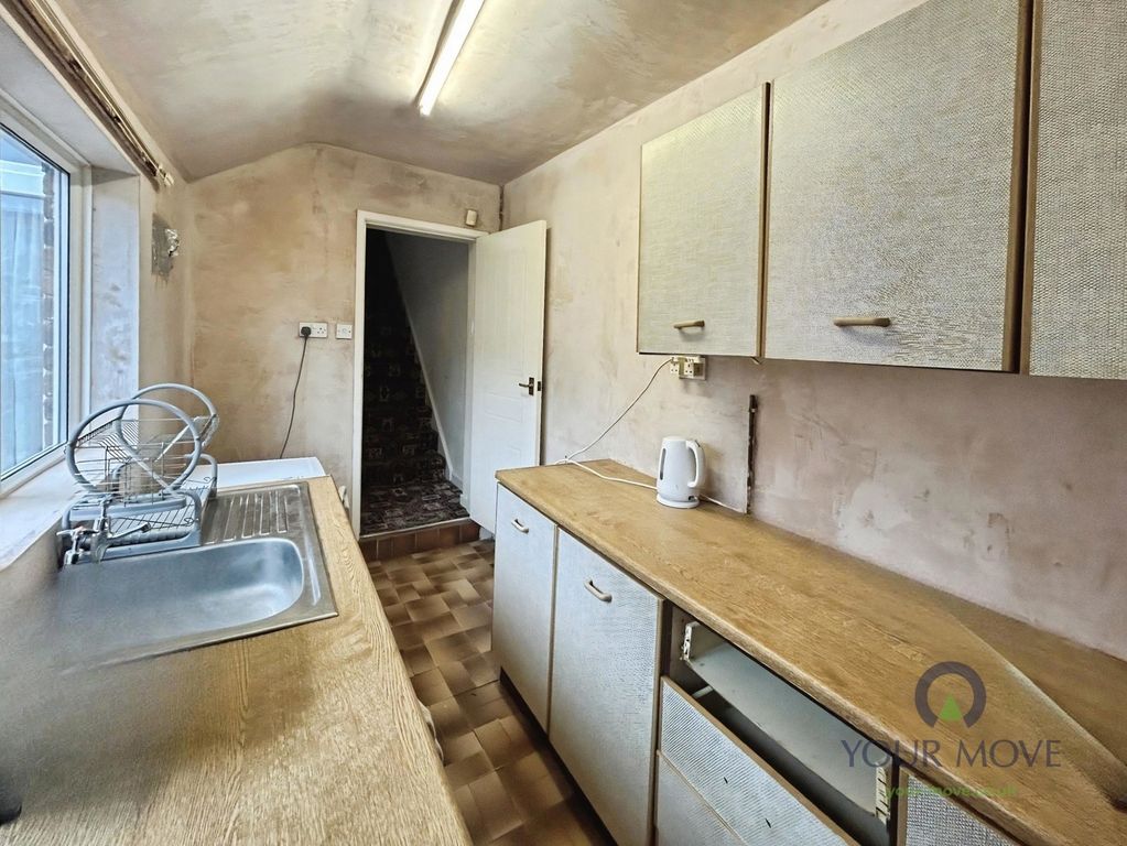 Property photo 3 of 11 Kitchen