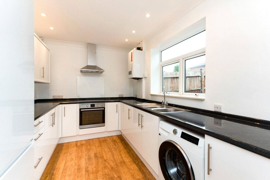 Property photo 2 of 10 Kitchen