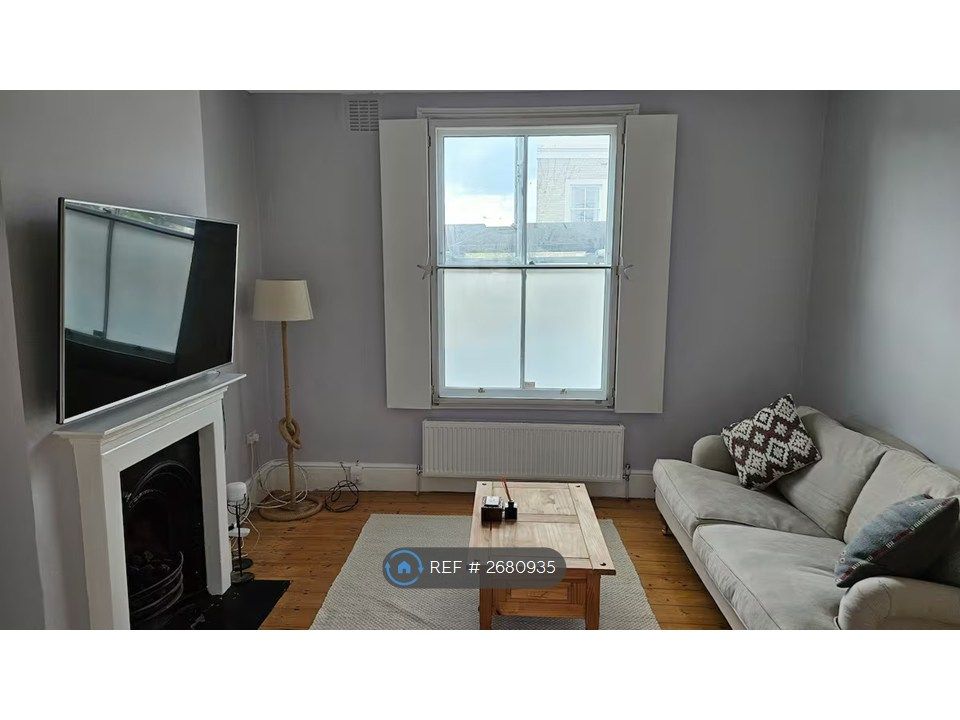 Property photo 2 of 19 Front Lounge