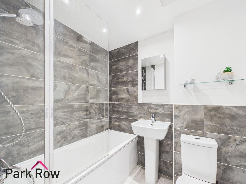 Property photo 3 of 21 Bathroom