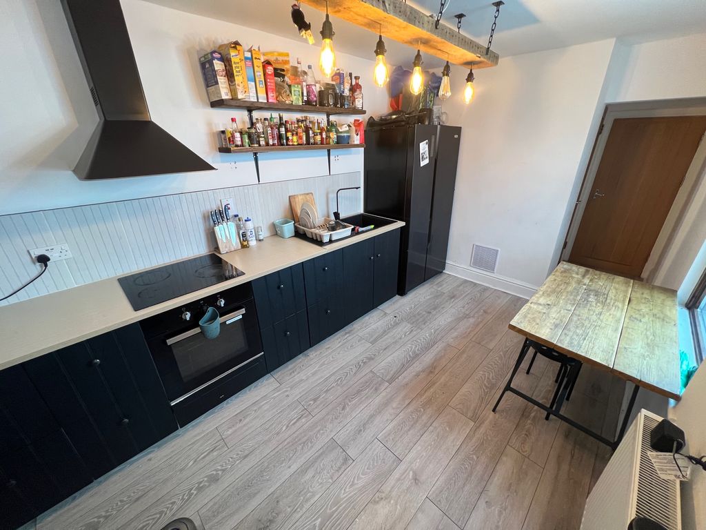 Property photo 2 of 11 Kitchen