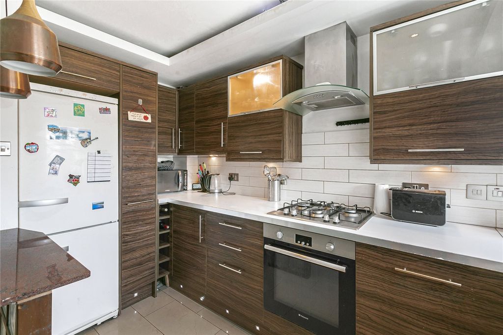 Property photo 3 of 11 Kitchen