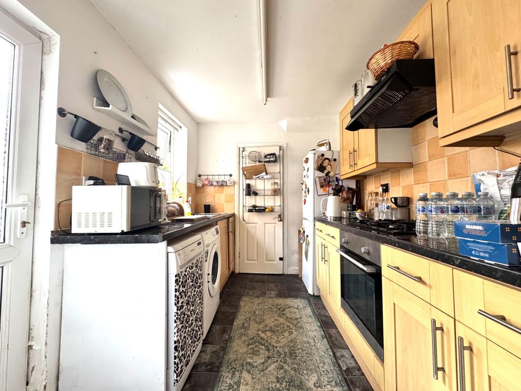 Property photo 3 of 9 Kitchen