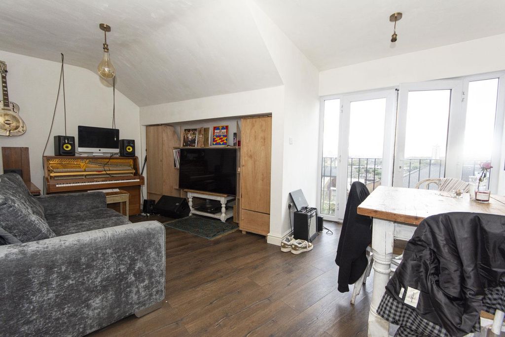 Property photo 3 of 6 Lavender Hill 147 Flat F (4).Jpg