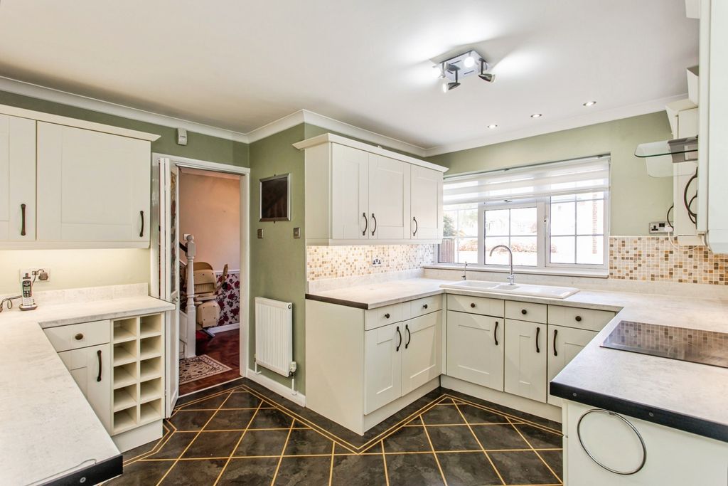 Property photo 3 of 20 Kitchen