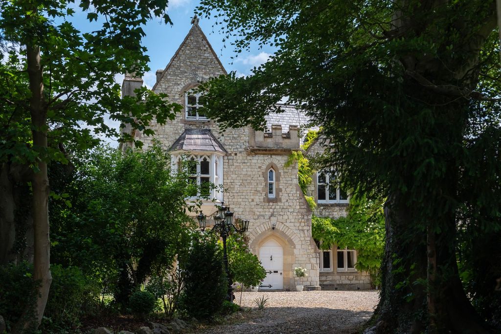 Property photo 2 of 33