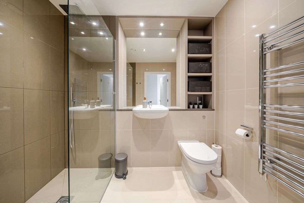 Property photo 2 of 18 Bathroom