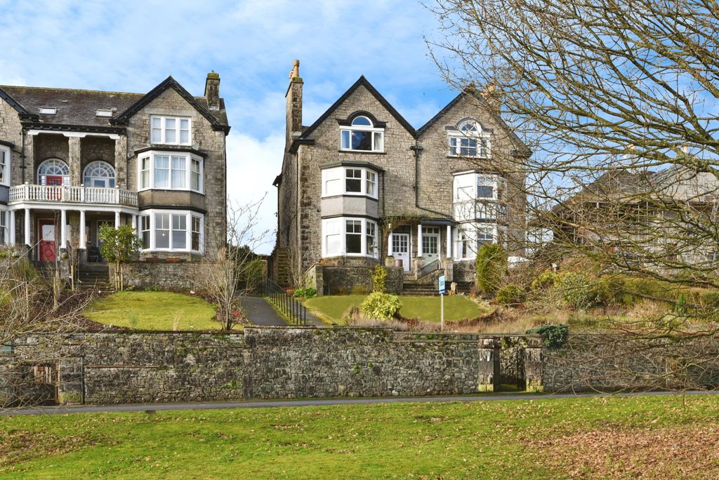 Property photo 2 of 24 03