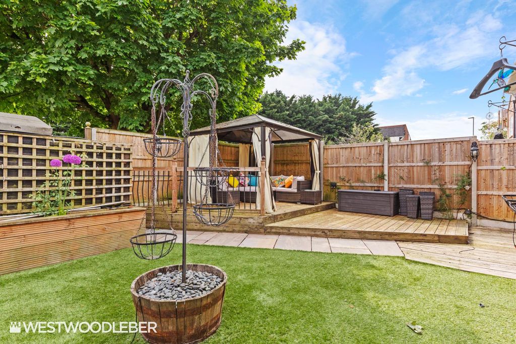 Property photo 2 of 27 Beechfield_18.Jpg