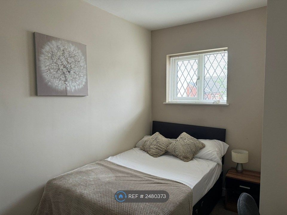 Property photo 3 of 9 Room 3 - Available