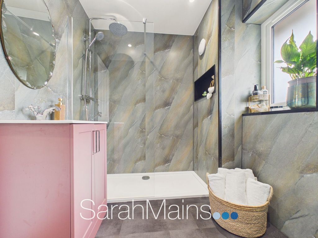 Property photo 3 of 14 Bathroom