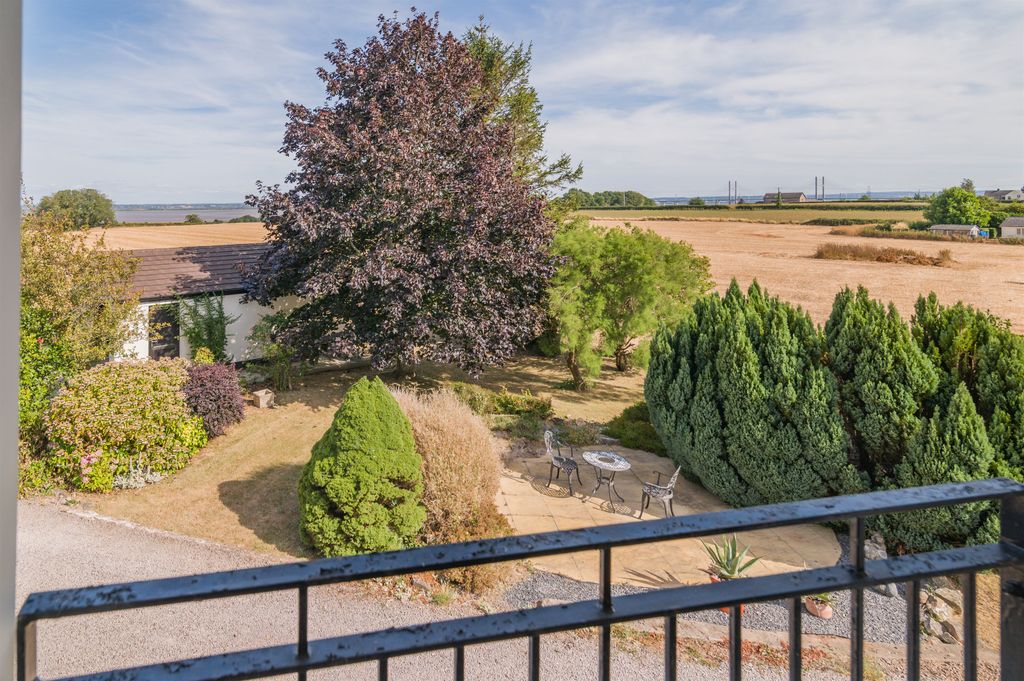 Property photo 2 of 32