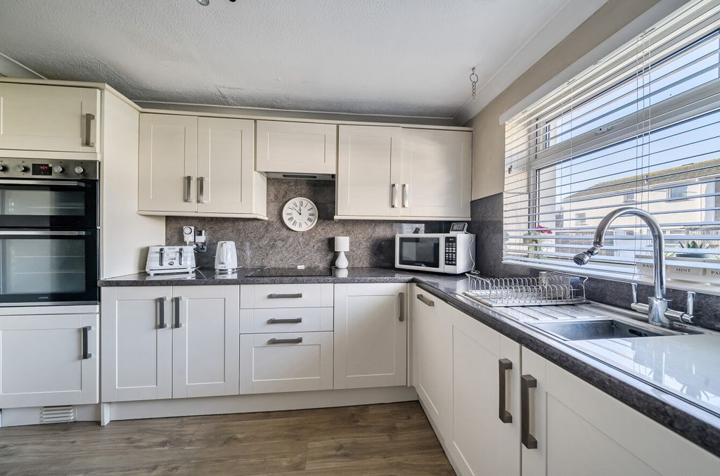 Property photo 2 of 18 1389420-11-694535...