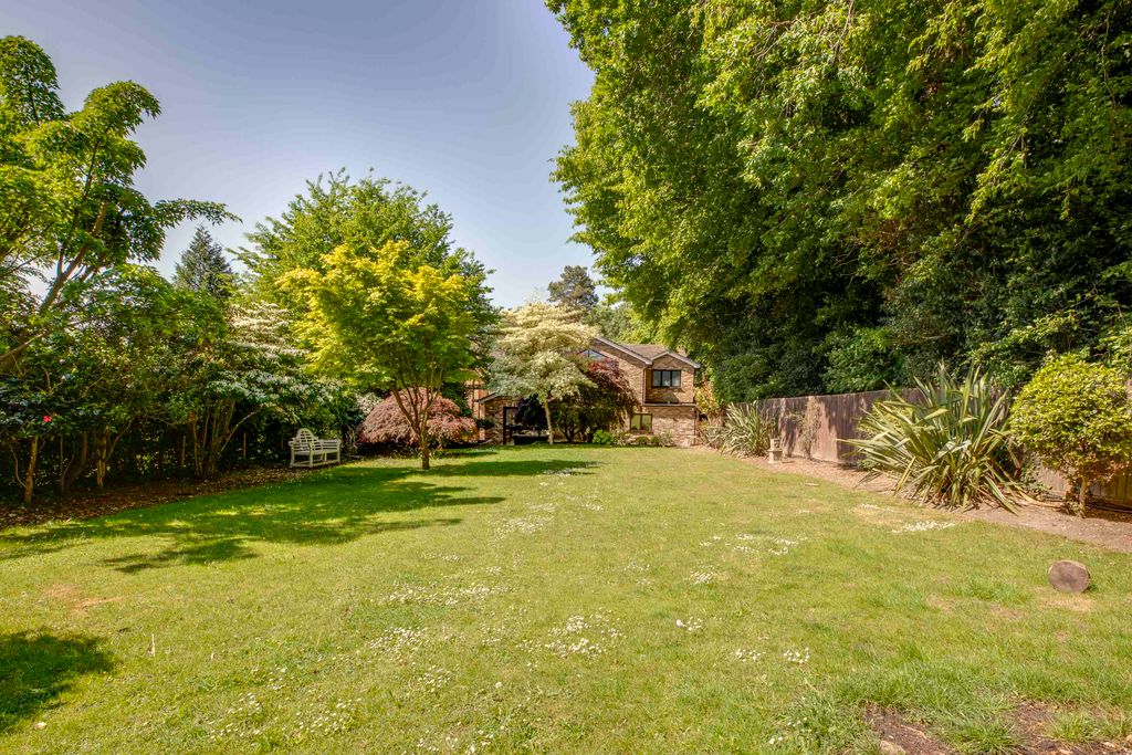Property photo 1 of 28 Kendalmead, Burtons Lane, Hp8 4Ba (Low Res)-4