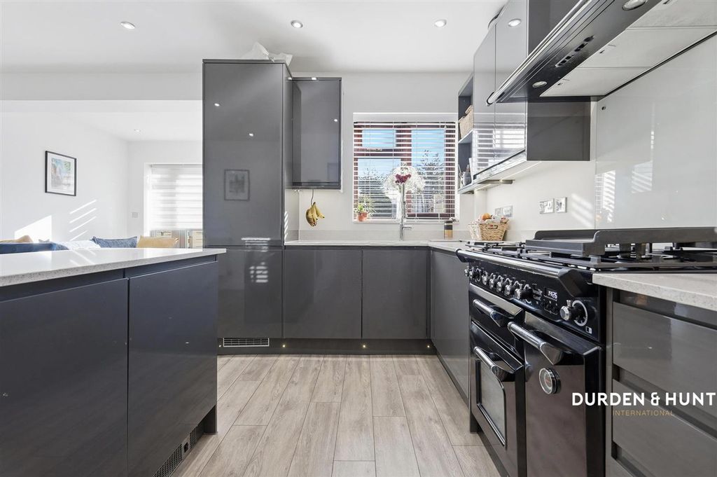 Property photo 2 of 25 Lympstone Close